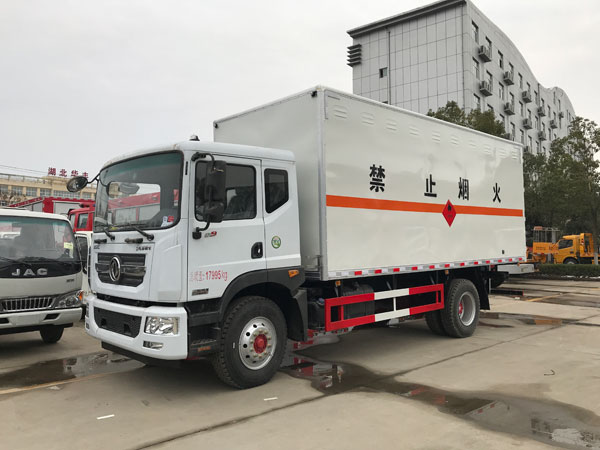 東風(fēng)D9 10.8噸6.2米易燃液體廂式運(yùn)輸車(chē)